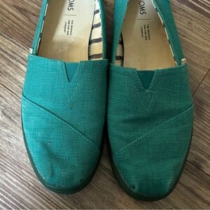 Tom’s teal espadrille.